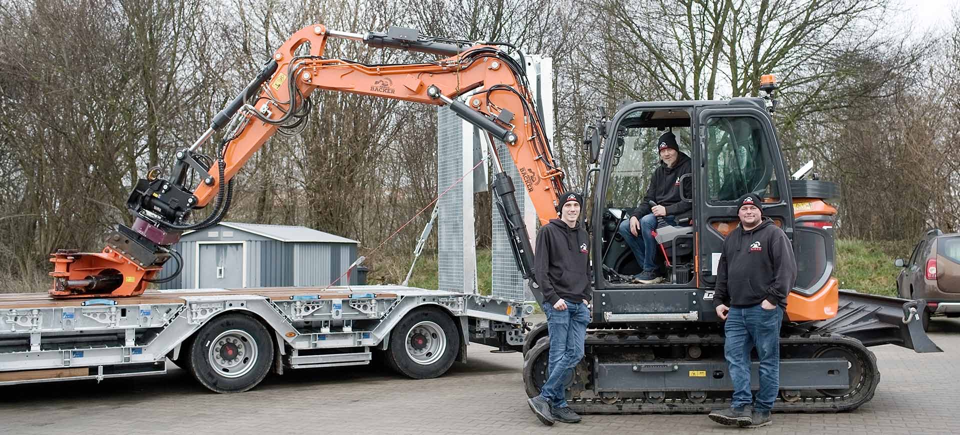 Eine vierköpfige Familie, bestehend aus Mutter, Vater, Tochter und Sohn, die gemeinsam in die Kamera lächeln,
