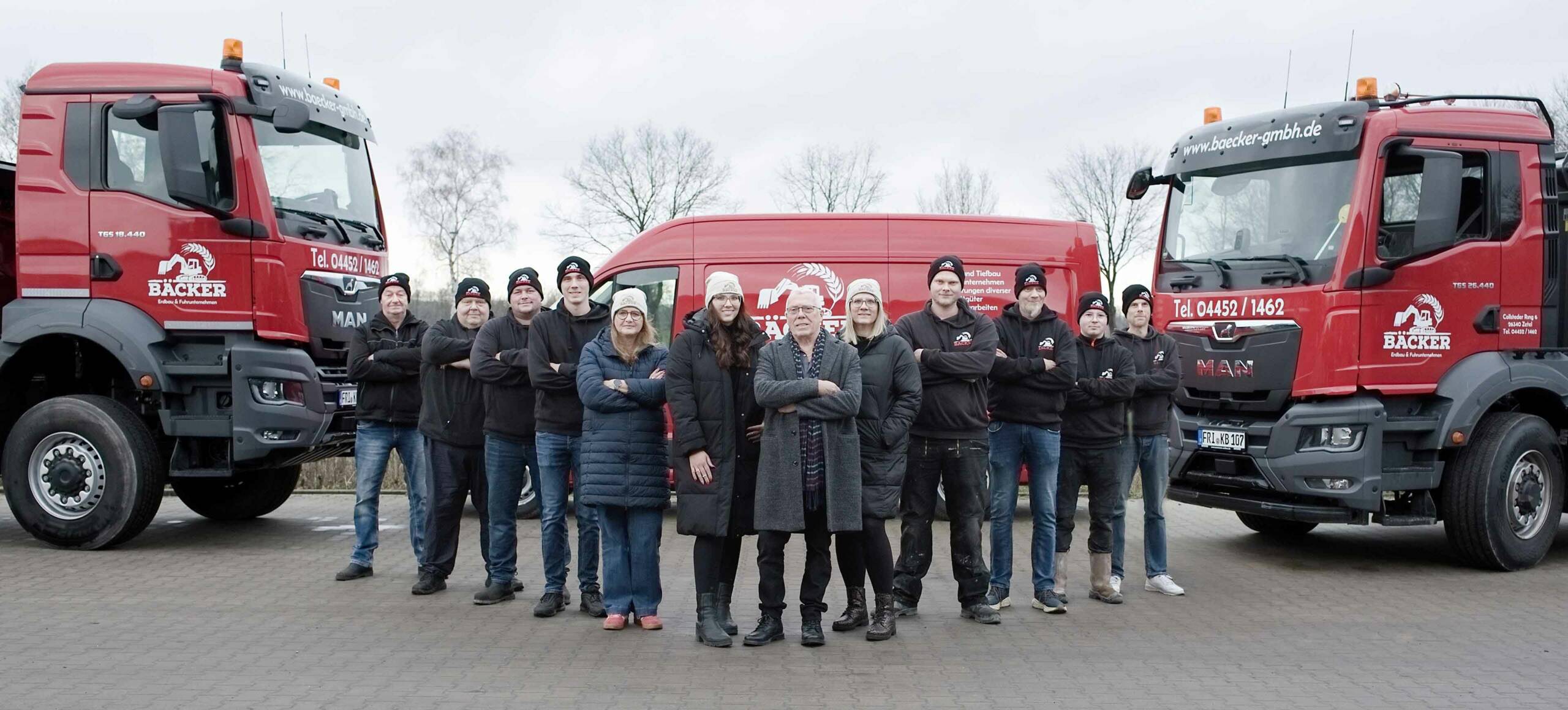 Eine vierköpfige Familie, bestehend aus Mutter, Vater, Tochter und Sohn, die gemeinsam in die Kamera lächeln,